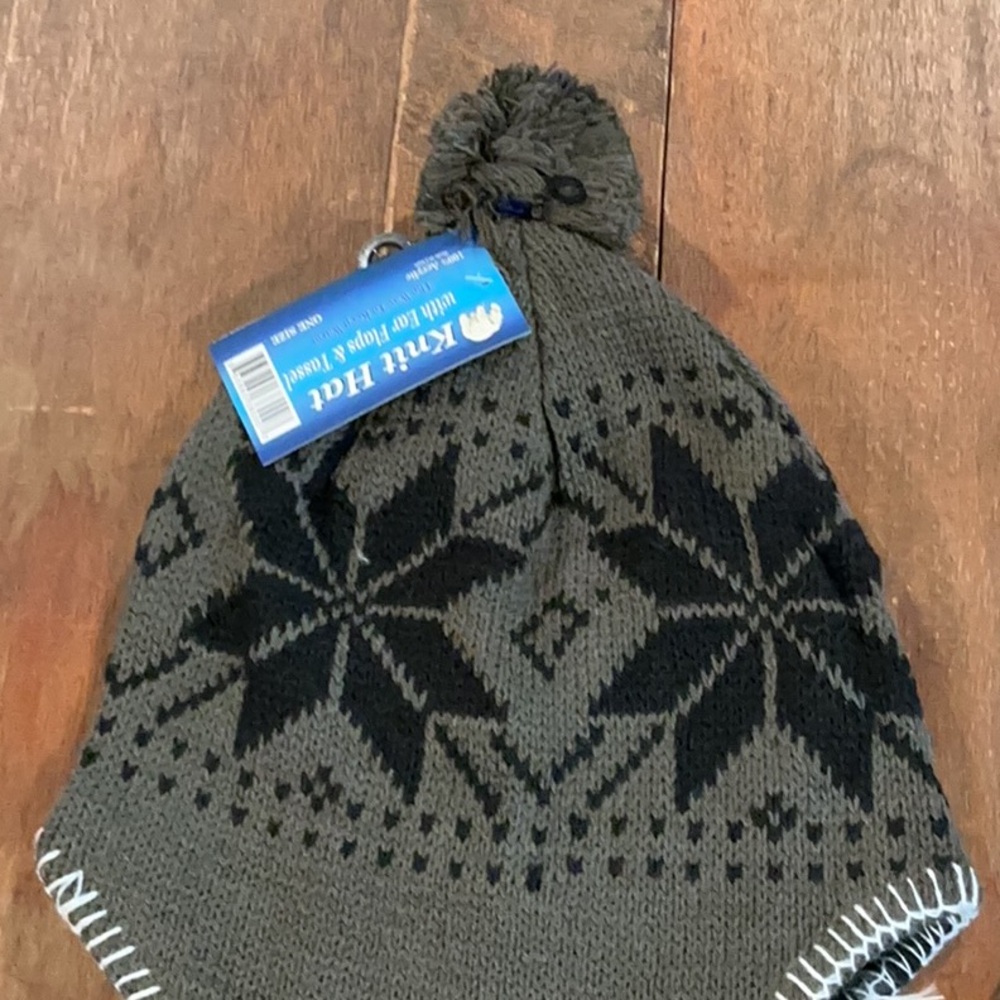 NWT 100% Acrylic Knit Hat with Ear Flaps & Tassel Olive - Picture 3 of 5